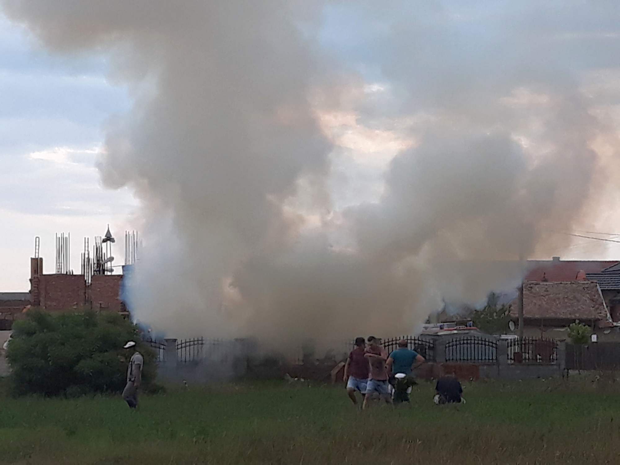 Incendiu lângă biserica din zona IRIL (GALERIE FOTO)