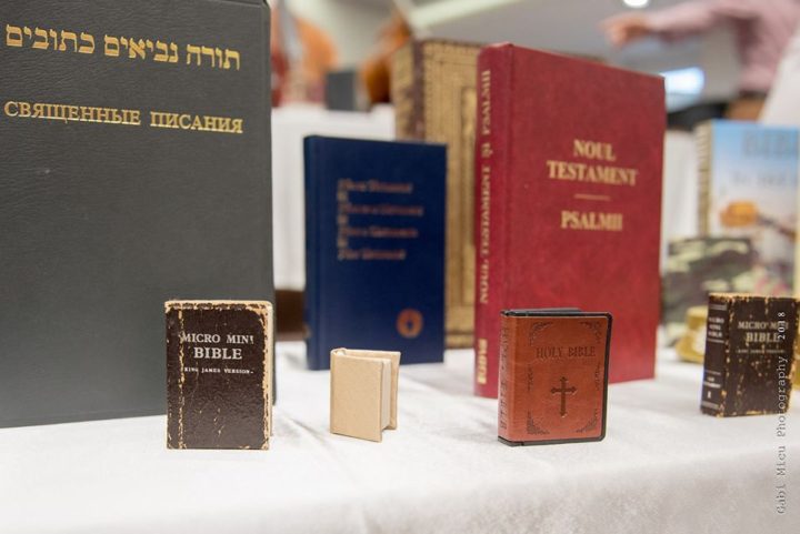 INEDIT: Cea mai mică biblie din lume, ce poate fi citită doar la microscop, expusă în județul Arad