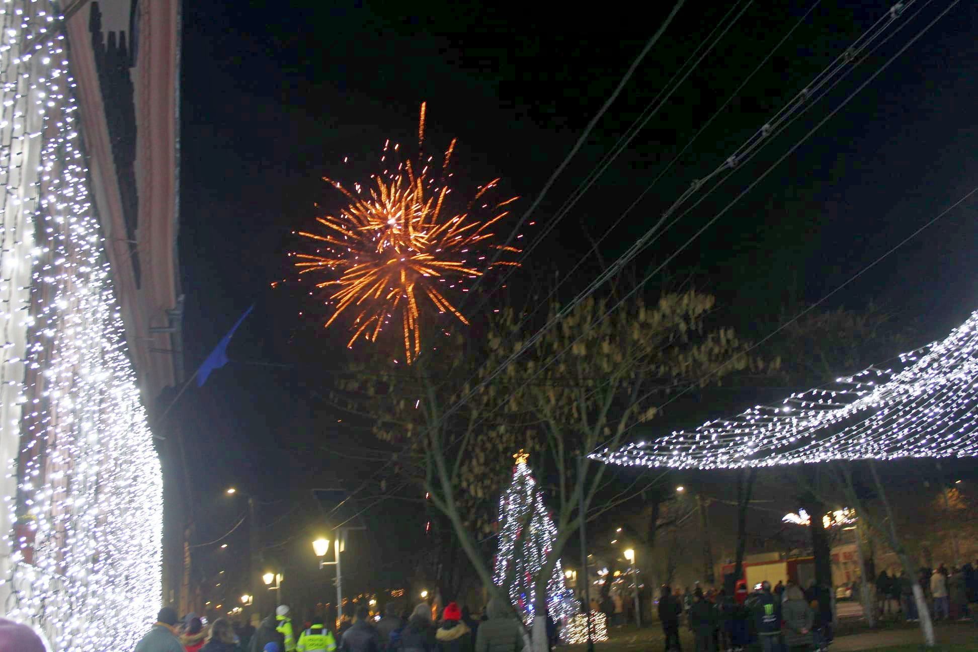 Sute de spectatori la focurile de artificii de Revelion (GALERIE FOTO)