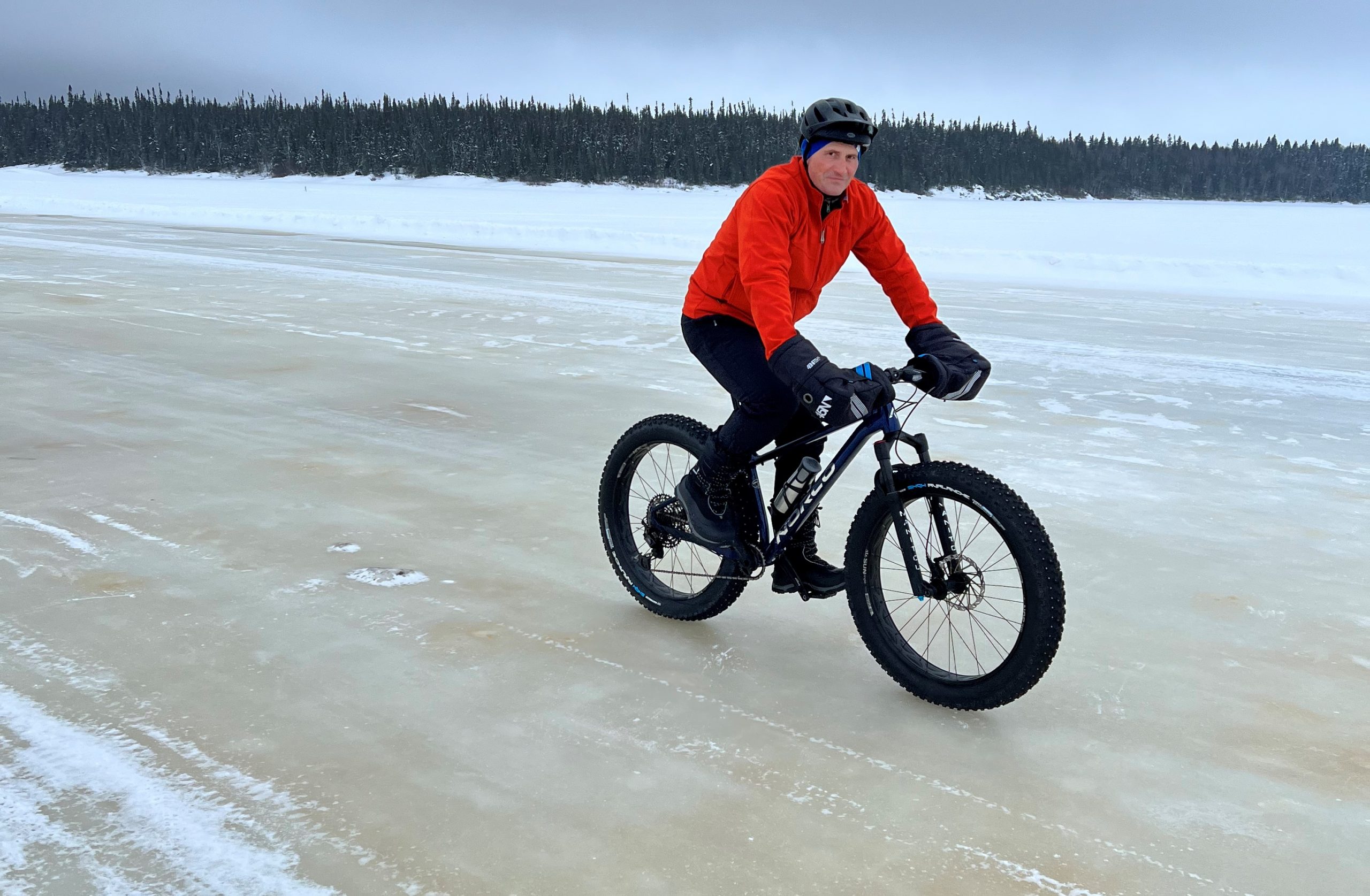 Cursă epică: Un arădean a străbătut pe bicicletă drumurile înghețate ale Canadei, în scop caritabil (FOTO/VIDEO)